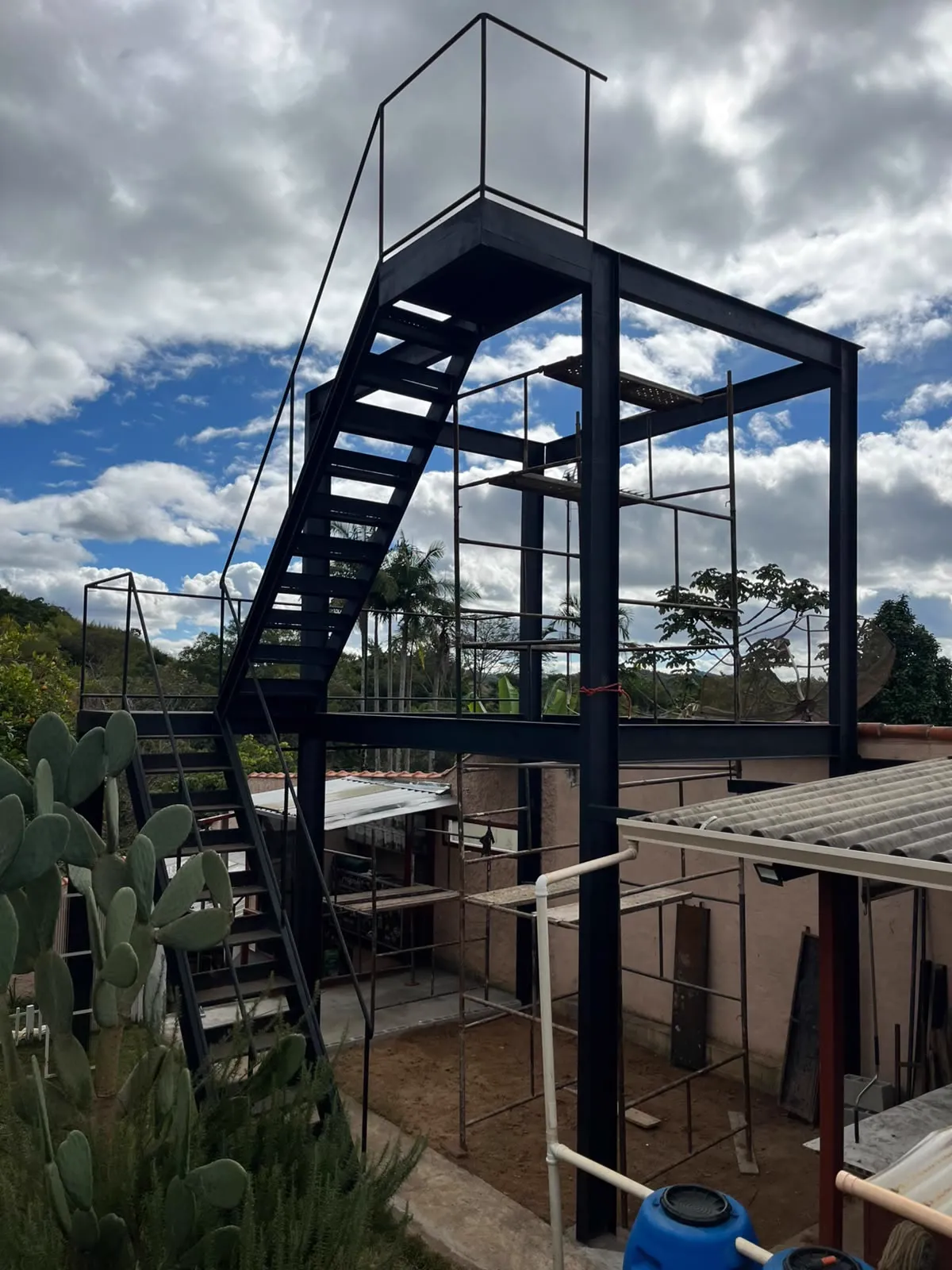 Galpão metálico com guarda-corpo instalado ao longo da plataforma